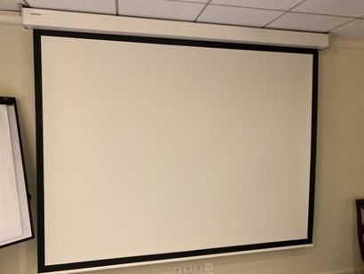 Scrolling projection screen PROJECTA

H :...