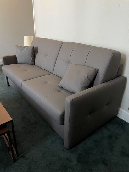 Convertible sofa in grey leather 

Dimensions:...