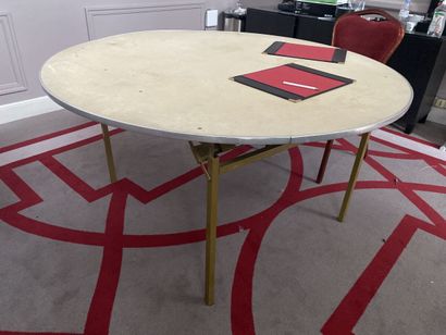 Round table with folding metal base 

Diameter:...