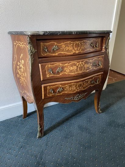 Small chest of drawers in the Louis XV style...