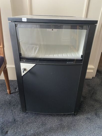 Mini-bar containing a lockable refrigerator...