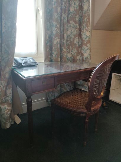 English style desk 

Dimensions : 45 x 104...