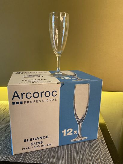 72 verres à champagne (encore dans leurs...