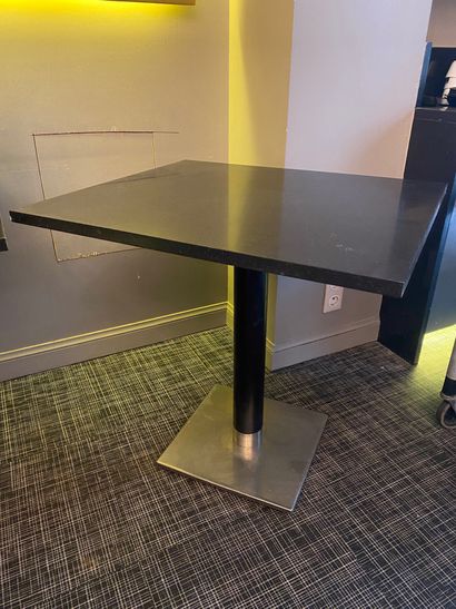 
10 tables carrées à plateau imitant le granit...