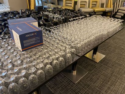 Environ 450 verres à pied