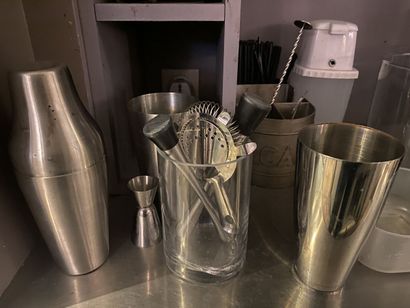 Lot containing: approximately 80 various...