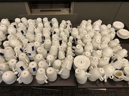 Environ 100 tasses à café Lavaza en porcelaine...
