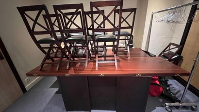 
Deux tables en bois à volets pliants et...