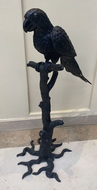 Sculpture in regula representing a parrot...