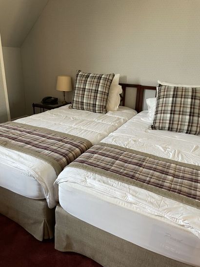 Two single beds

Dimensions : 200 x 100 cm...