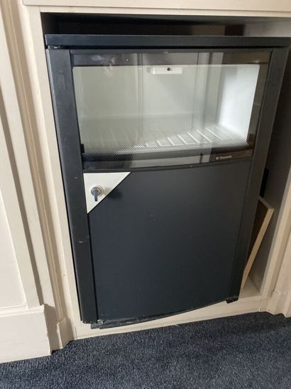 Mini-bar containing a lockable refrigerator...