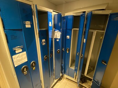 9 metal lockers with two compartments (some...