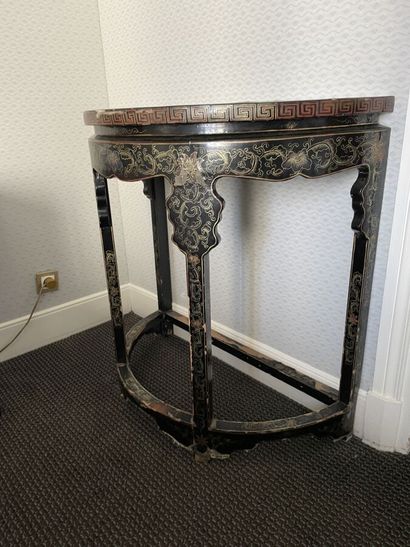 Half-moon console, lacquered decoration (bad...