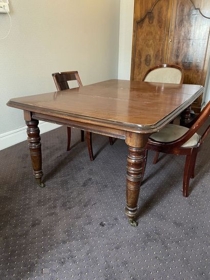 Dining room table, three leaves 

English...