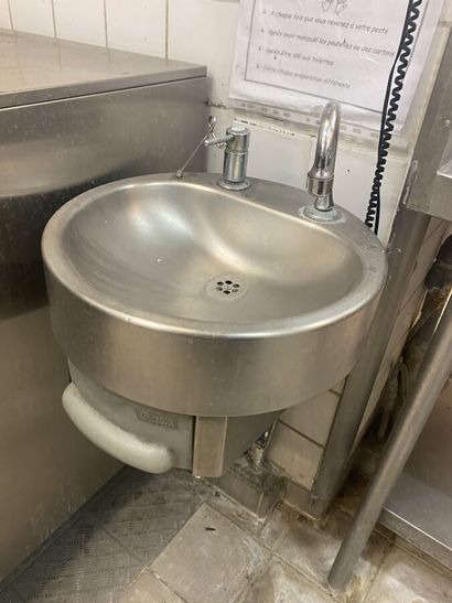 Stainless steel table with a backsplash sink

Dimensions:...