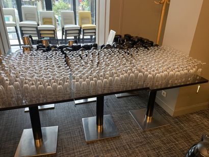 Environ 330 flûtes à Champagne en verre