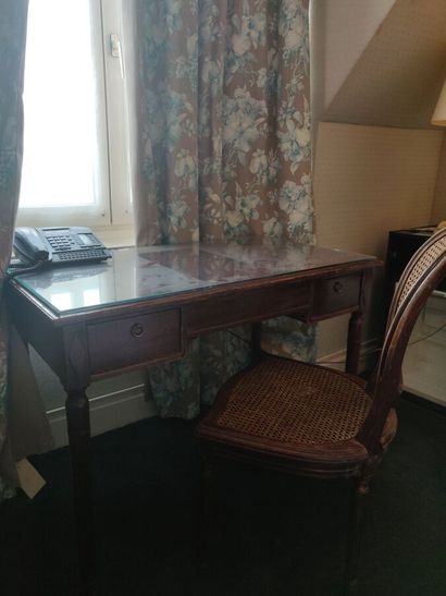 English style desk 

Dimensions : 45 x 104...