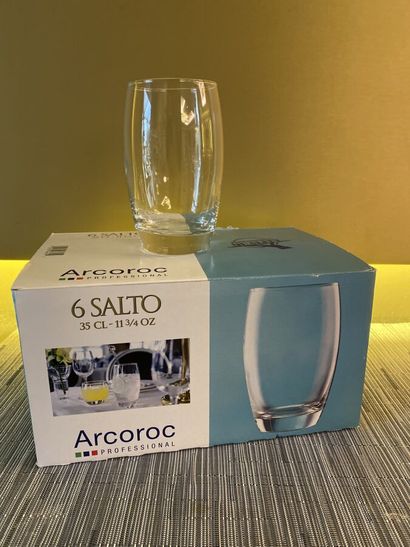 120 verres à eau (encore dans leurs boit...