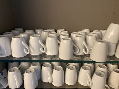 Environ 80 tasses à déjeuner en porcelaine...