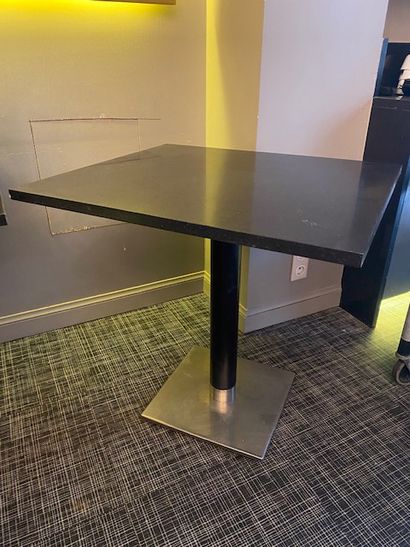 
10 tables carrées à plateau imitant le granit...