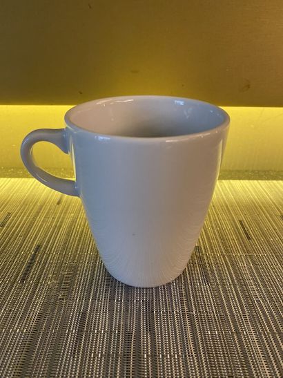 Environ 80 tasses à déjeuner en porcelaine...