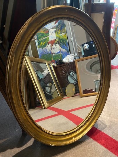 
Miroir ovale de style Louis XVIen bois et...