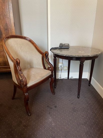 Louis XVI style round table, marble top 

Diameter...