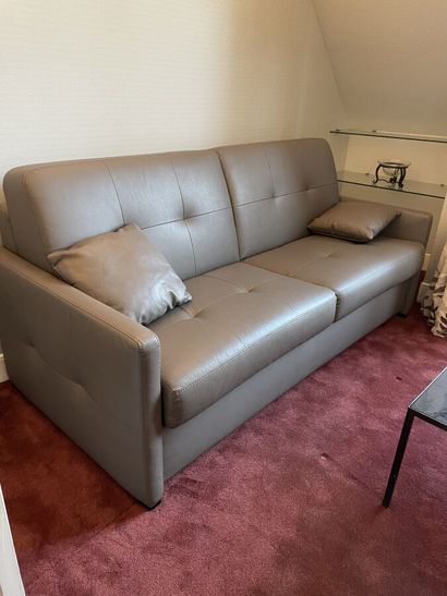 Convertible sofa in grey leather 

Dimensions:...