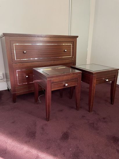 Chest of drawers opening by two drawers 

We...