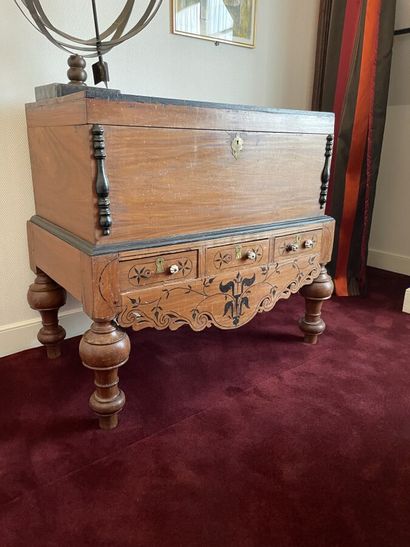 Indian chest in natural wood, inlaid with...