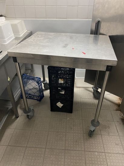 Stainless steel table on wheels 

Dimensions...