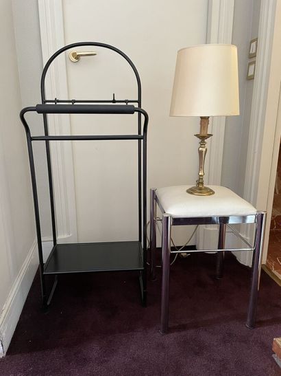 Lot including: a valet, a chromed metal bathroom...
