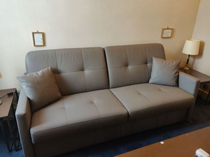 Convertible sofa in grey leather 

Dimensions:...
