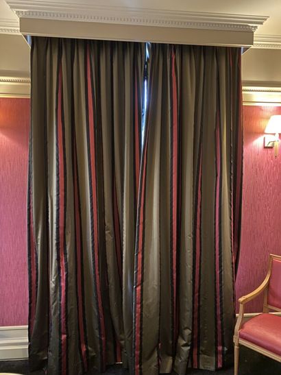 Pair of curtains in silky fabric with pink...