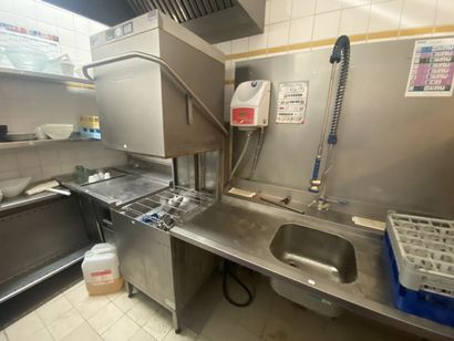 Washing station including :

- Access path...