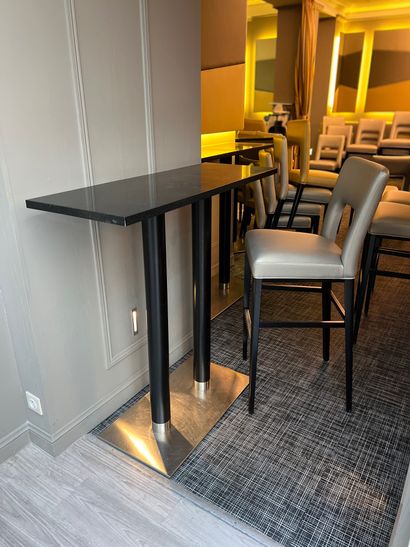 
4 tables hautes à deux pieds et base inox,...