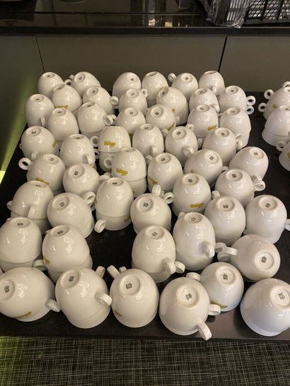 Environ 100 tasses à café brazilia en porcelaine...