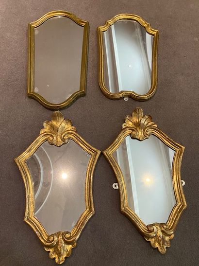 
Deux petits miroirs de style Louis XV à...