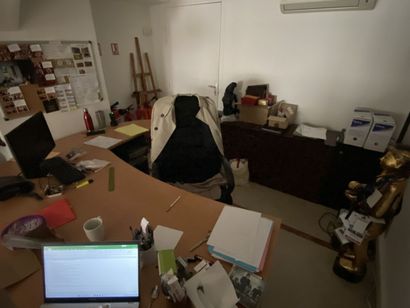 Set of office furniture including a large...