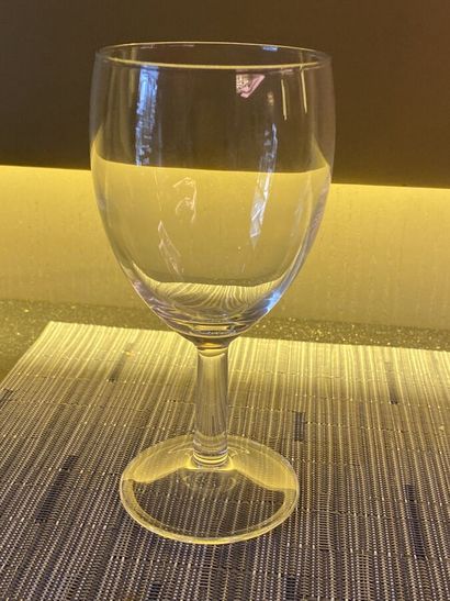Environ 450 verres à pied