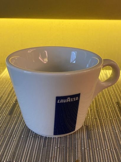 Environ 100 tasses à café Lavaza en porcelaine...