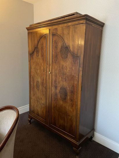 Walnut veneer cabinet 

English work around...