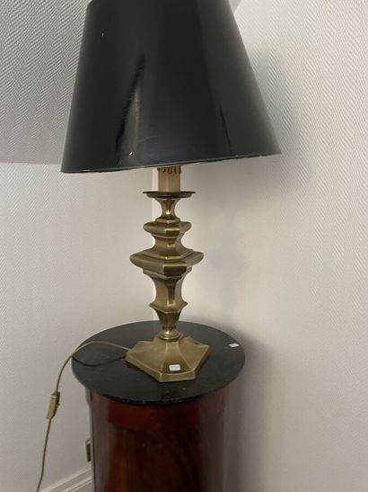 Lamp stand with baluster base in bronze 

We...