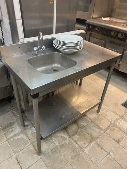 Stainless steel table with a backsplash sink

Dimensions:...