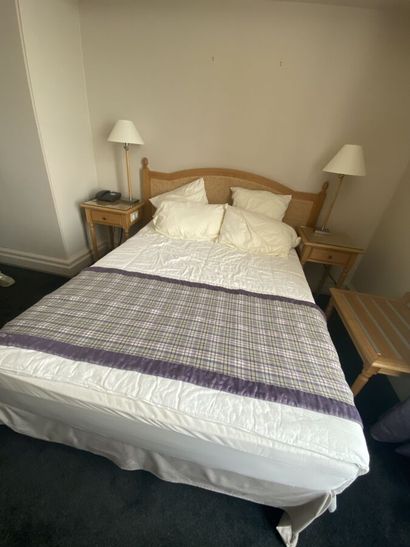 Double bed composed of a bed base and a mattress

Dimensions...