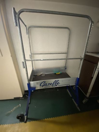 Metal Gazelle DUARIB 

Height of the tray...