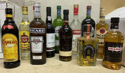 Caisse de douze bouteilles d'alcool : un...