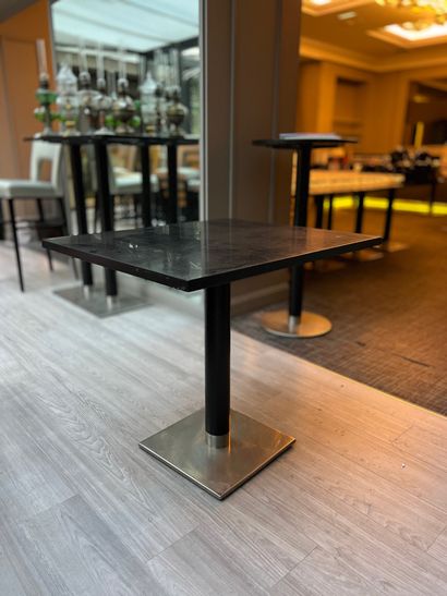 
10 tables carrées à plateau imitant le granit...