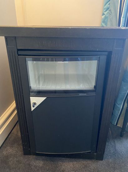 Dark wood mini-bar furniture with a fluted...