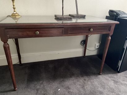Louis XVI style desk, fluted legs 

Dimensions...